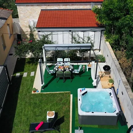 Modern House Nikolina With Jacuzzi