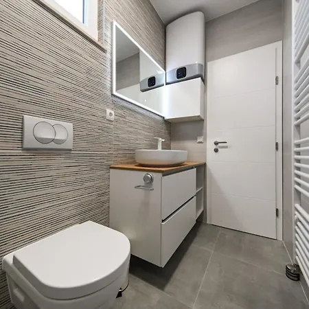 Modern House Nikolina With Jacuzzi 펜션 *