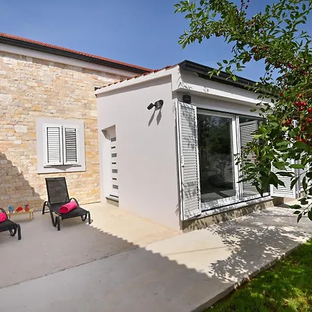 Modern House Nikolina With Jacuzzi Сasa de vacaciones Privlaka (Zadar)