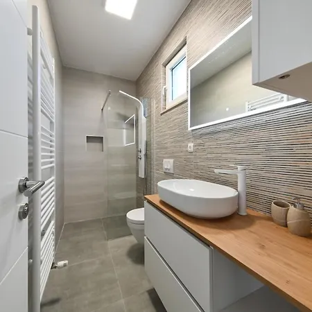 Modern House Nikolina With Jacuzzi 펜션 프리블라카