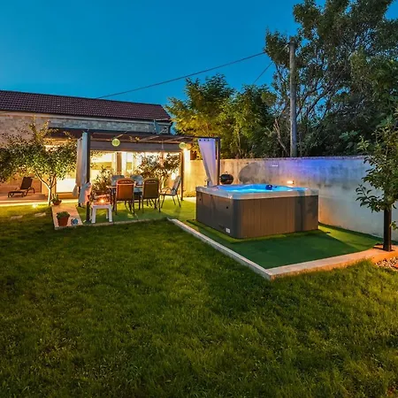 Modern House Nikolina With Jacuzzi Сasa de vacaciones Privlaka (Zadar)