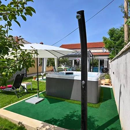 Modern House Nikolina With Jacuzzi Prázdninový dům Privlaka (Zadar)