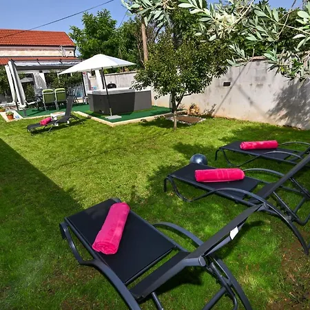 Modern House Nikolina With Jacuzzi